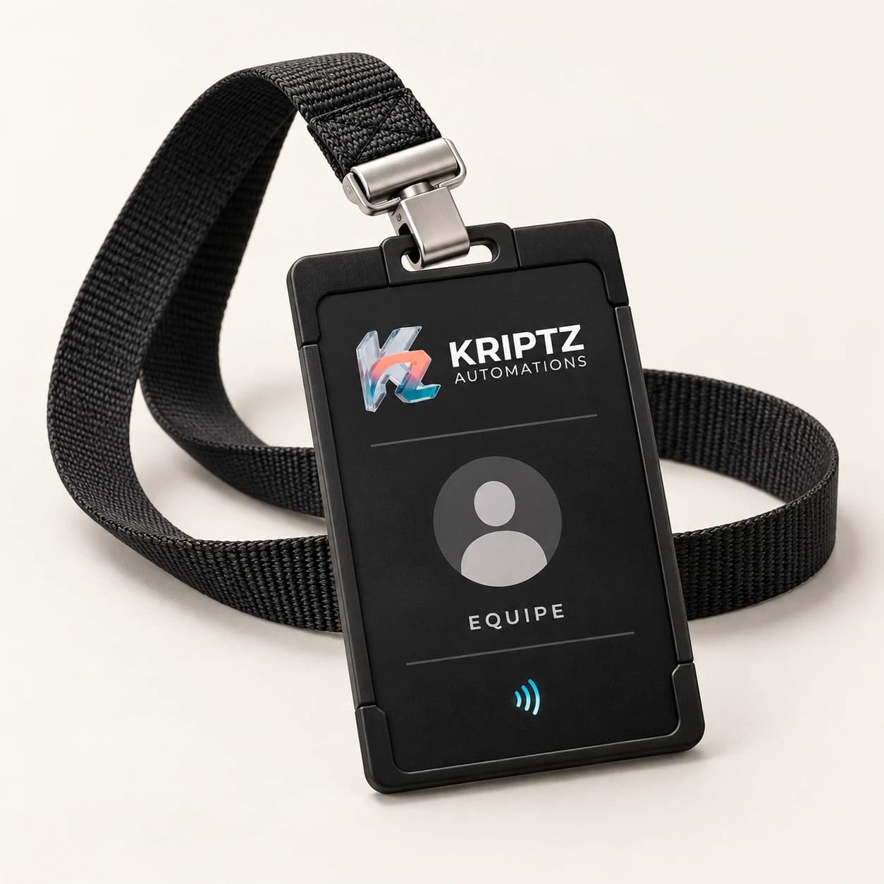 Crachá preto em cordão, com a logo Kriptz, espaço para foto, a palavra “Equipe” e o símbolo de NFC.
