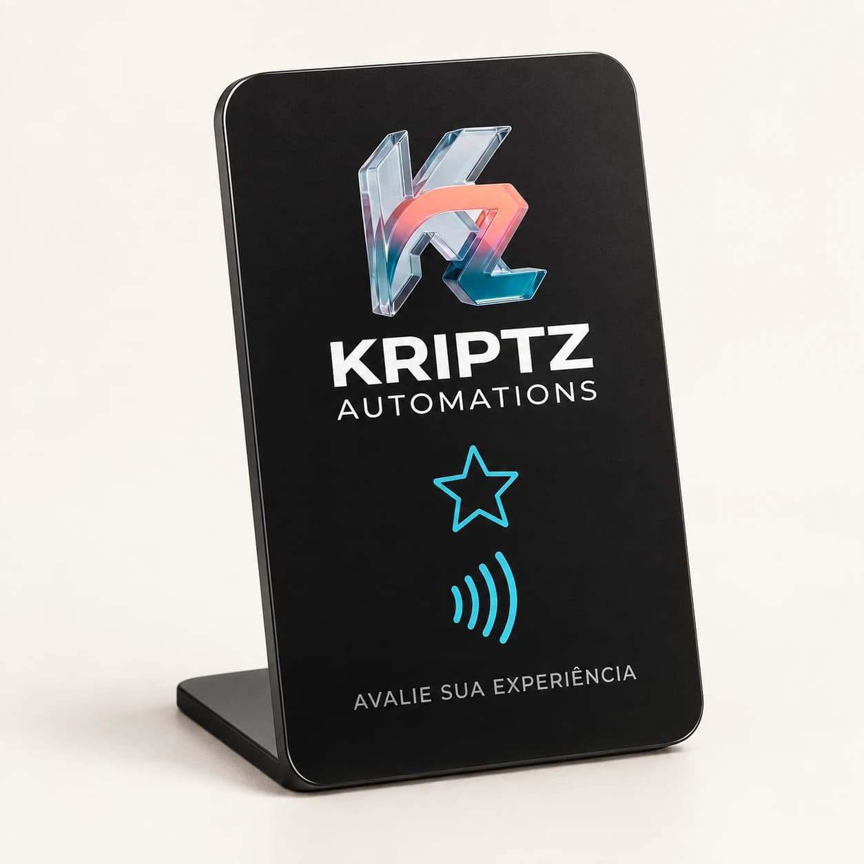 Display de balcão preto com a logo Kriptz, uma estrela e as ondas de NFC, com a chamada “Avalie sua experiência”.